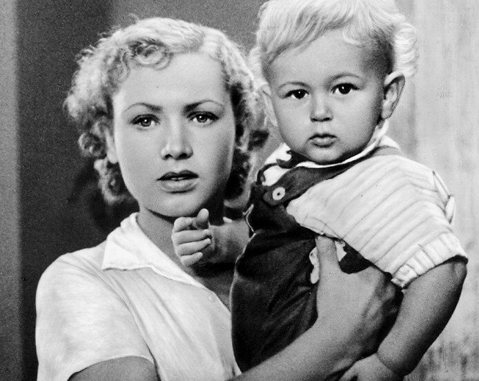 Кадр из фильма "Моя любовь" (1940)