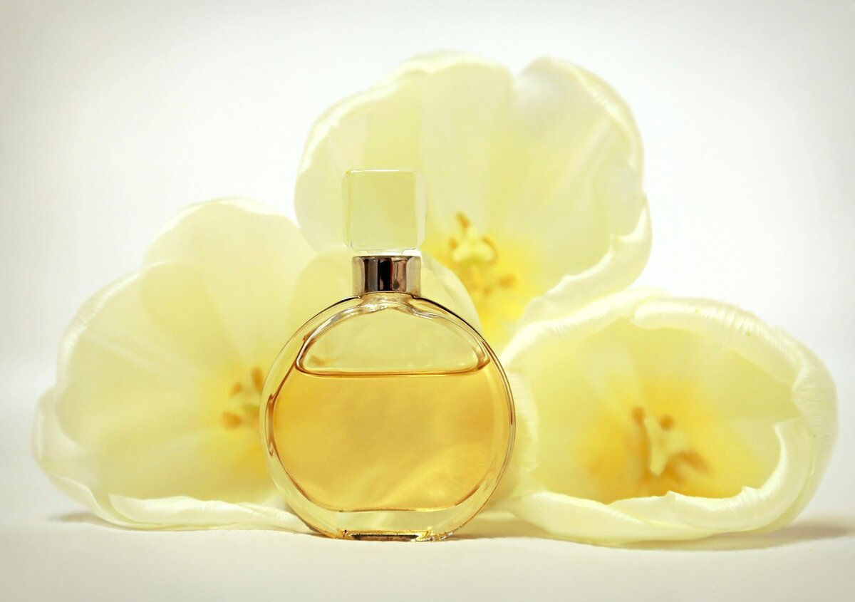 https://pixabay.com/photos/perfume-odor-bottle-aroma-yellow-2134049/