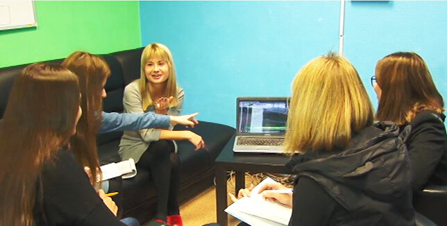 Утренняя планёрка начинается с обсуждения вчерашнего выпуска