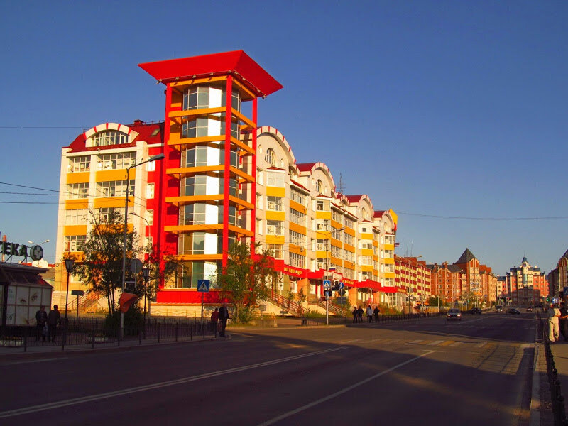 Я приехал в Салехард из Воркуты ближе к вечеру. Меня встретил на машине у парома через Обь член клуба Couchsurfing Сергей, у которого я останавливался, и перед тем, как приехать домой, прокатил немного по городу на машине.. После того, как в памяти были свежи виды брошенных воркутинские многоэтажки, сказать, что ехал я с отвисшей челюстью, это ничего не сказать..

