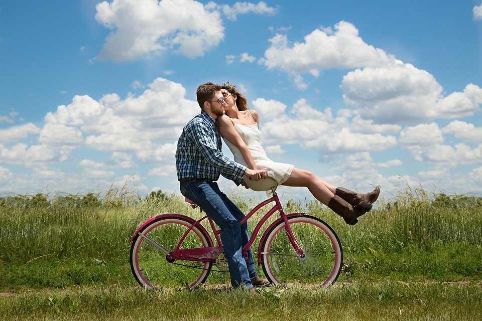 https://pixabay.com/photos/engagement-couple-romance-bike-1718244/