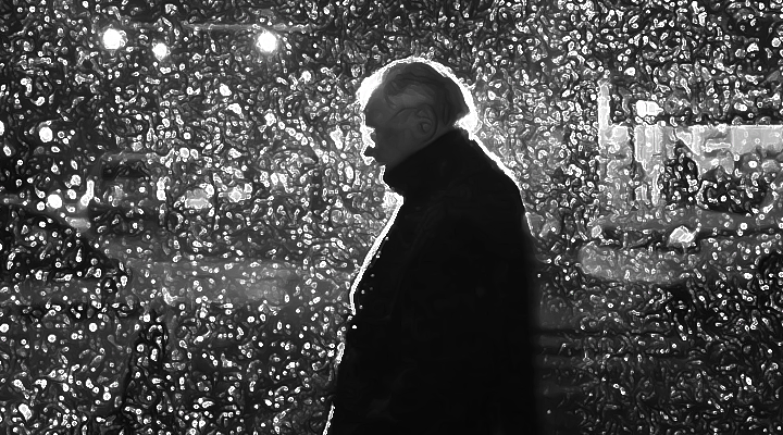 Из серии: Ассоциативные стихи. Для написания нужен случайный набор слов, лучше, если кто-то их вам накинет для конструктора. Конструктор этого стихотворения: неосторожность, тревога, несколько совпадений, растерянный прохожий и цветные сны, замерзшие окна троллейбуса, пара строк на стене.