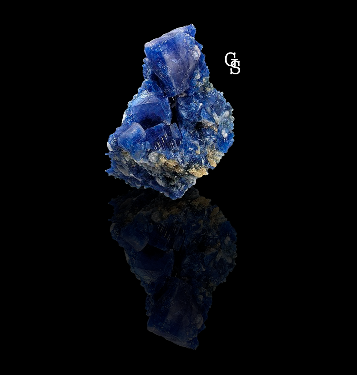 Сросшиеся вместе кристаллы карлтонита, великолепный сапфирово-синий оттенок цвета. Статьи выходят каждый день после 18:00 по мск.