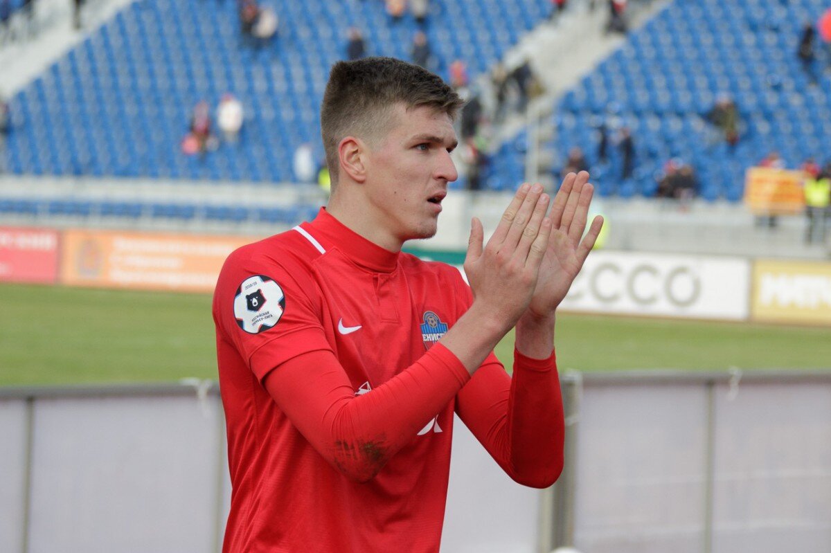 Александр Соболев в игре за красноярский "Енисей"