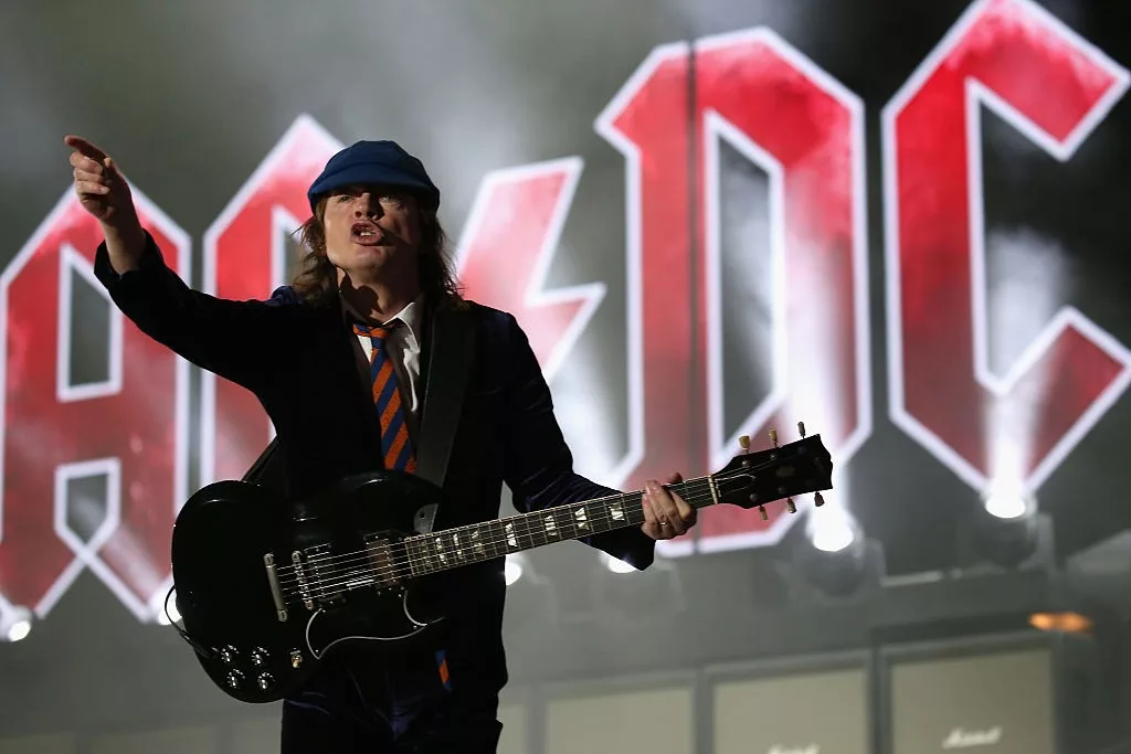 Слушать песню си. AC/DC группа. Гитарист группы ИСИ ДИСИ. Angus young 2020. AC DC 90s.