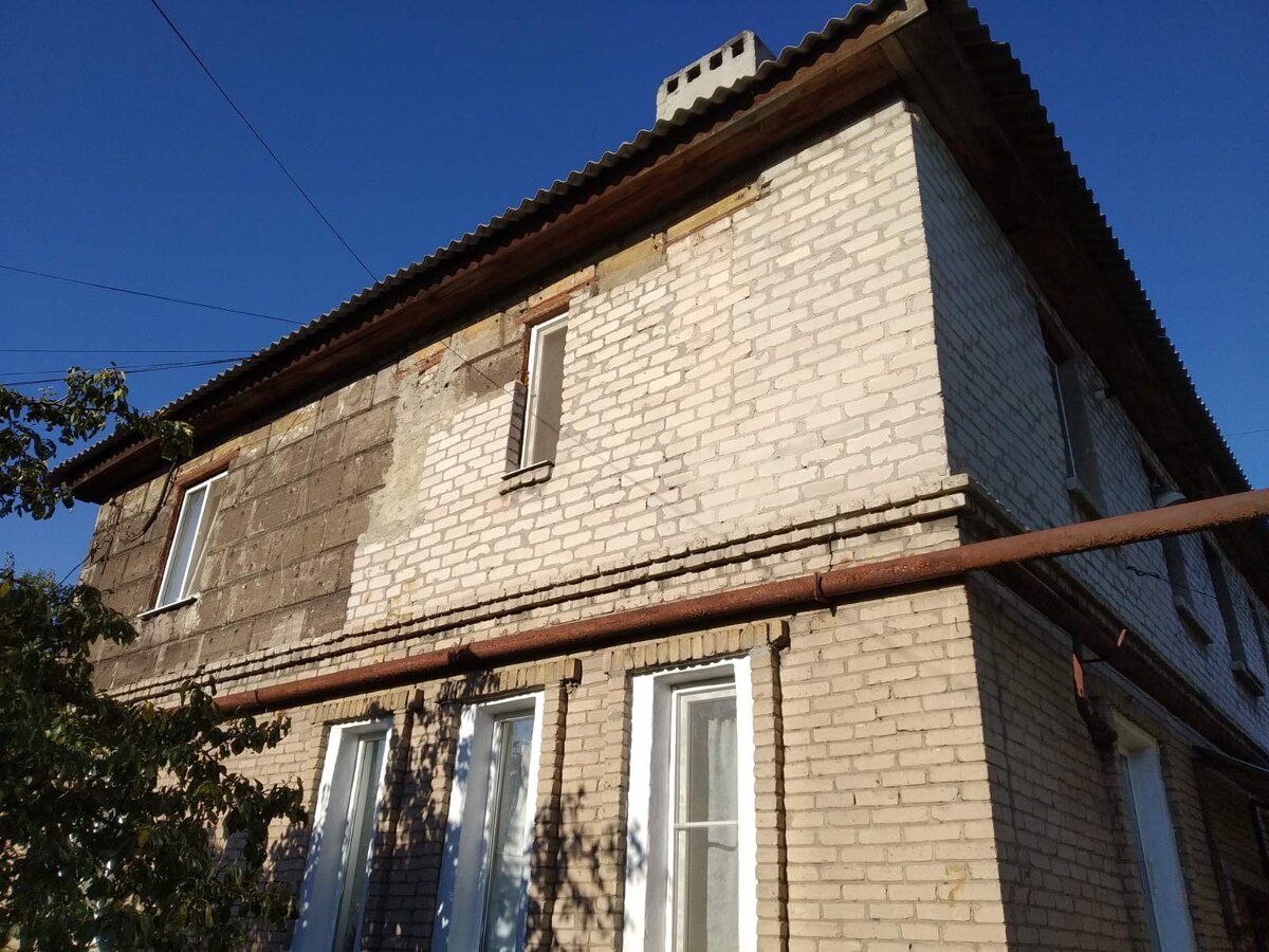 Даже газовую трубу не красили с десяток лет точно, а кому это нужно, кроме нас жильцов?