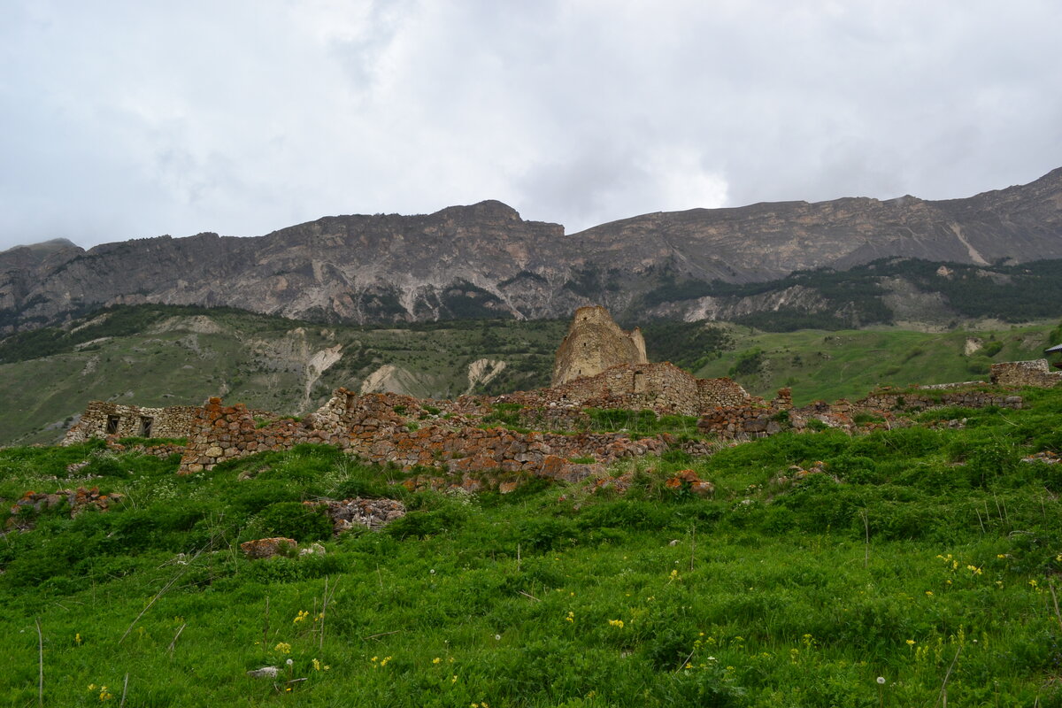 Замок "Фрегат" и развалины аула Ханаз