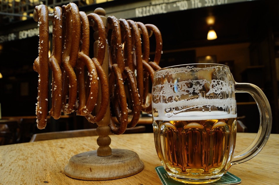 Quelle: https://cdn.pixabay.com/photo/2016/09/04/17/43/beer-1644690_960_720.jpg