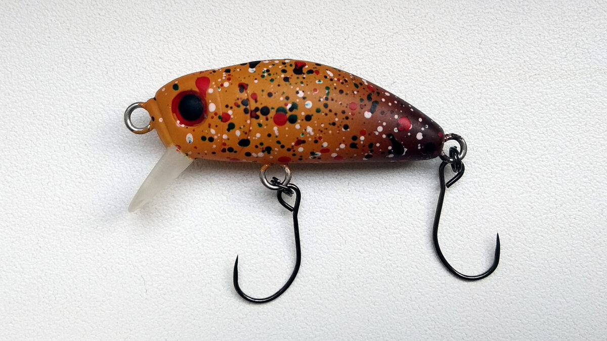 Фабричный воблер, оснащенный безбородыми крючками