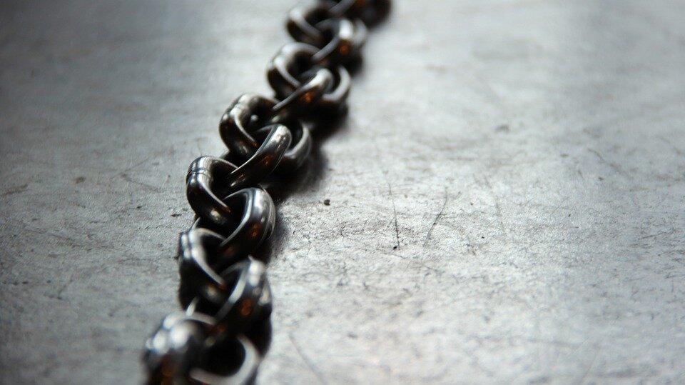 https://cdn.pixabay.com/photo/2015/03/26/09/41/chain-690088_960_720.jpg