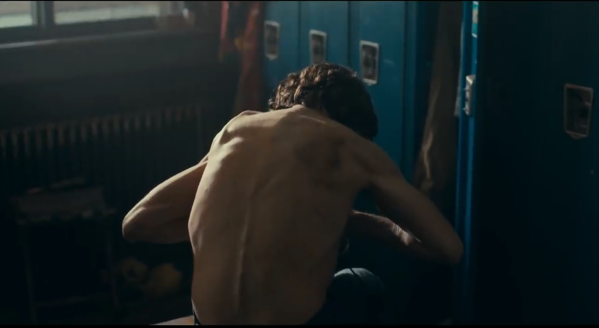 Полупрозрачное, измождённое тело, подготовка к роли просто поражает!  