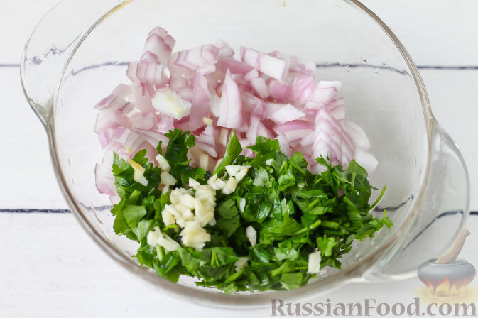 Лук нарезаем мелкими кубиками. Зелень тоже мелко рубим.Соединим лук, зелень и измельченный зубчик чеснока.