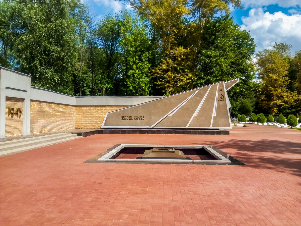 Парок рядом. Мемориальный парк Рязань. Стелла в Коломне мемориальный парк. Коломна кладбище мемориальный парк. Мемориальный парк героев Отечественной войны Рязань.