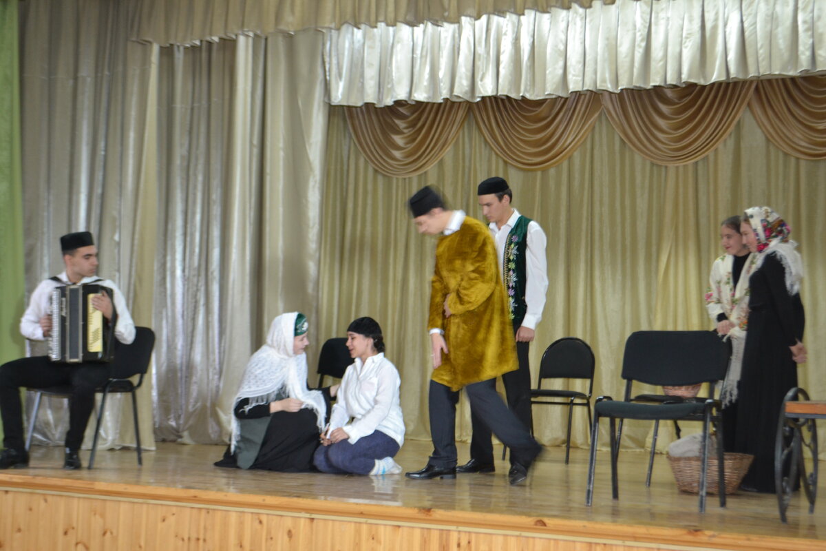 В Наласинский Дом культуры приехал театр. Выступили студенты четвертого курса отделения татарской театральной эстрады (по специальности артист драматического театра и кино) Казанского театрального училища. Днем состоялся спектакль «Тукай мәңгелек» («Тукай вечен»), а вечером – «Тахир-Зухра». Мероприятие прошло в рамках недели театра, объявленной в районе в связи с Годом театра. Коллектив приехал по приглашению администрации района и районного управления образования. 
«Тукай мәңгелек». Спектакль привлек внимание с первых же минут. В нем отражалась биография поэта, также были инсценированы его стихи. В ходе спектакля прозвучали песни, были исполнены танцы, играли на музыкальных инструментах, украшением стали фольклорные картины. Знакомые с детства стихи Тукая, которых мы знаем уже наизусть, как бы прозвучали по-новому, я затаив дыхание слушала их, как будто слышу в первый раз. Будущие актеры мастерски исполнили свои роли. Со сцены так и веяло молодостью.

За кулисами мы пообщались с гостями. Все влюблены в театр, все красивые, энергичные.

 Режиссером-постановщиком спектакля является мой ученик, ведущий артист Татарского государственного театра драмы и комедии имени Карима Тинчурина Зульфат Закиров. Я их классный руководитель, представился Гаптрауф Нуриев и поделился планами на будущее. – Спектакль – их дипломная работа. Кроме него, они готовят спектакль по пьесе Чехова «Свадьба», но в новом, разработанном ими же варианте. С артисткой театра имени Тинчурина Резедой Гариповой (при поддержке хорошо знакомой нам по фильму «Белые цветы» преподавателя сценической речи Резеды Салаховой) готовят спектакль по пьесе Шекспира «Цимбелин». Наши артисты, несмотря на свою молодость, являются лауреатами различных престижных конкурсов.
Гаптрауф Нуриев родом из Средних Верезей. Он часто наведывается туда. В деревне живут его близкие родственники. В Больших Верезях у него свой дом, в котором он проводит лето. Поэтому и первый спектакль в Арском районе показали в Средних Верезях. В их планах порадовать своими спектаклями жителей еще нескольких деревень района.

– Мы побывали во многих местах. Выступили в Чувашии, в деревнях Кайбицкого района. Нас снова приглашают в русский театр юных зрителей Чувашии, – говорит главный администратор театрального училища Хайдар Закиров. – Это труппа моего сына Зульфата Закирова, поэтому всех хорошо знаю. Молодые артисты очень талантливы.

Гульсина ЗАКИЕВА