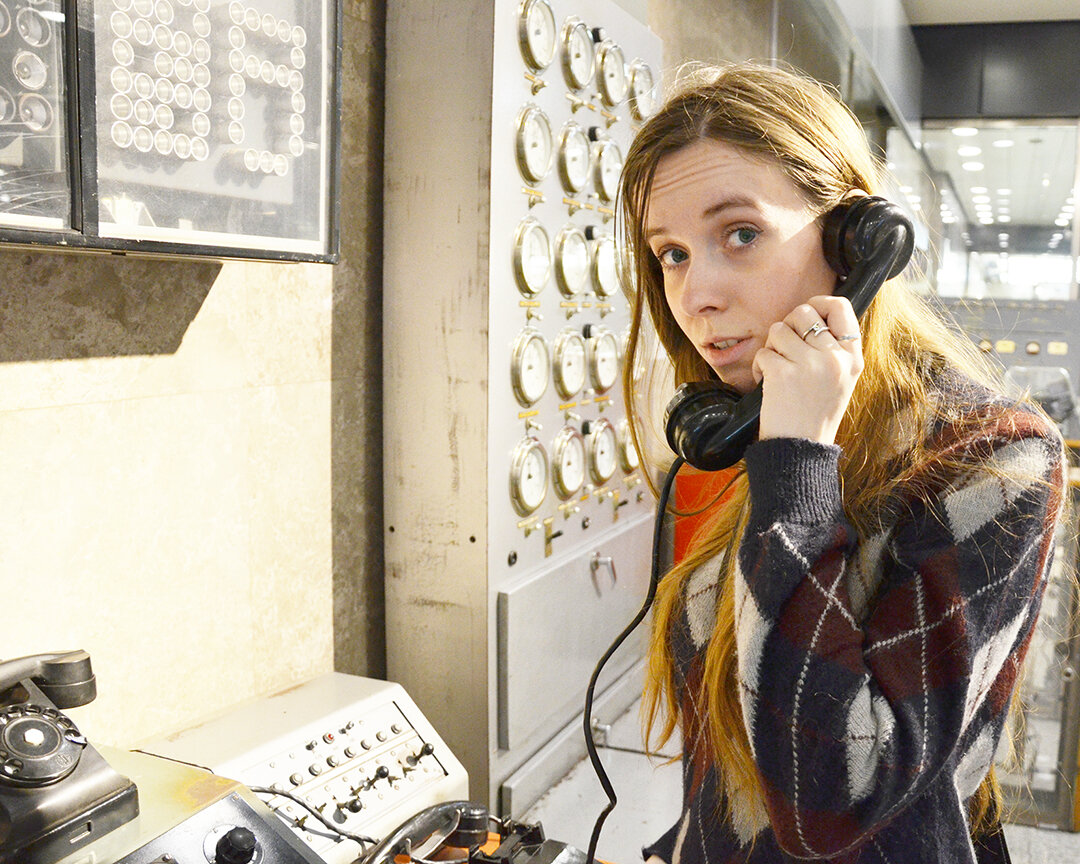 долго разговаривать по телефону. деловые телефонные переговоры. мэрилин монро 2023. телефоны умеющие говорить. городская журналистка.