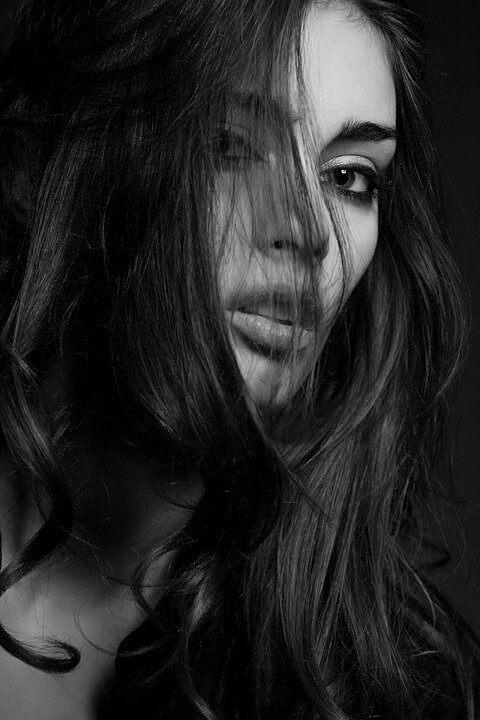 https://pixabay.com/photos/beautiful-woman-people-young-model-2350565/