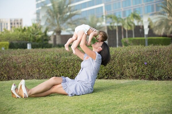 https://cdn.pixabay.com/photo/2016/01/31/15/22/mother-1171569_960_720.jpg