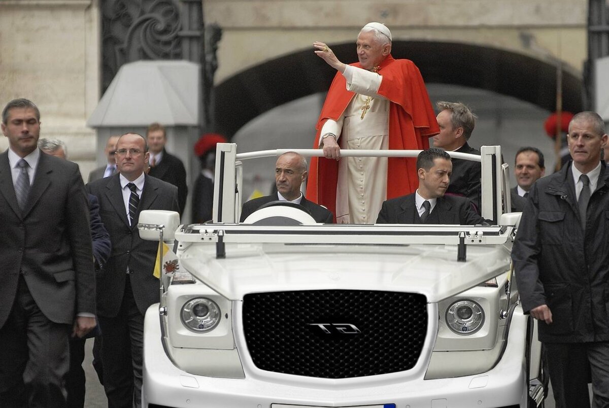 Папа римский на уаз патриот фото