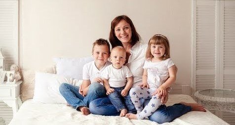 Нет, это не она - не похожа даже. И ещё парочки детей не хватает