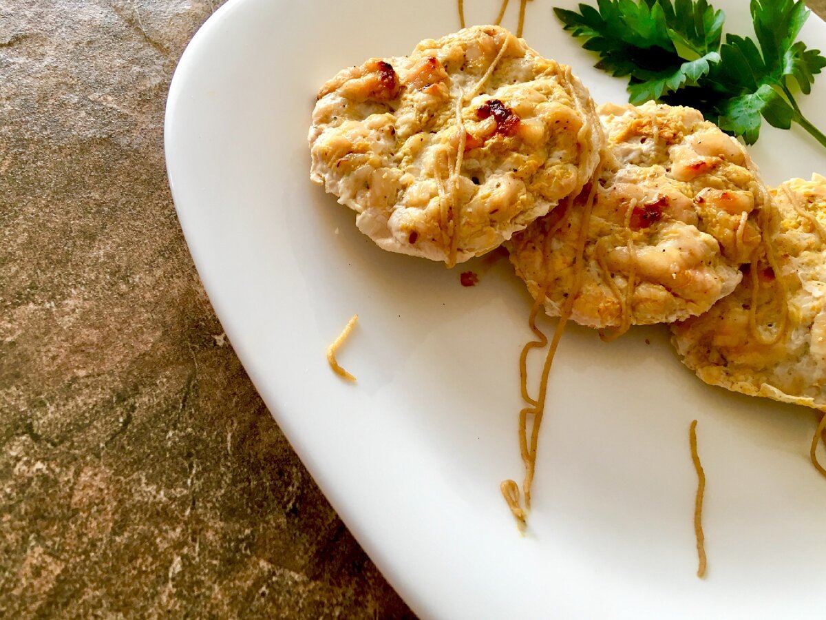 На 100 грамм - 176,9 ккал; БЖУ: 30,1/3,3/6,5