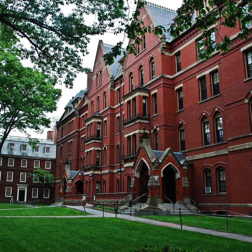 Американский колледж Гарвард - https://about-planet.ru/images/severnaya_amerika/arkhitektura/garvardskiy_universitet/garvardskiy-universitet.jpg