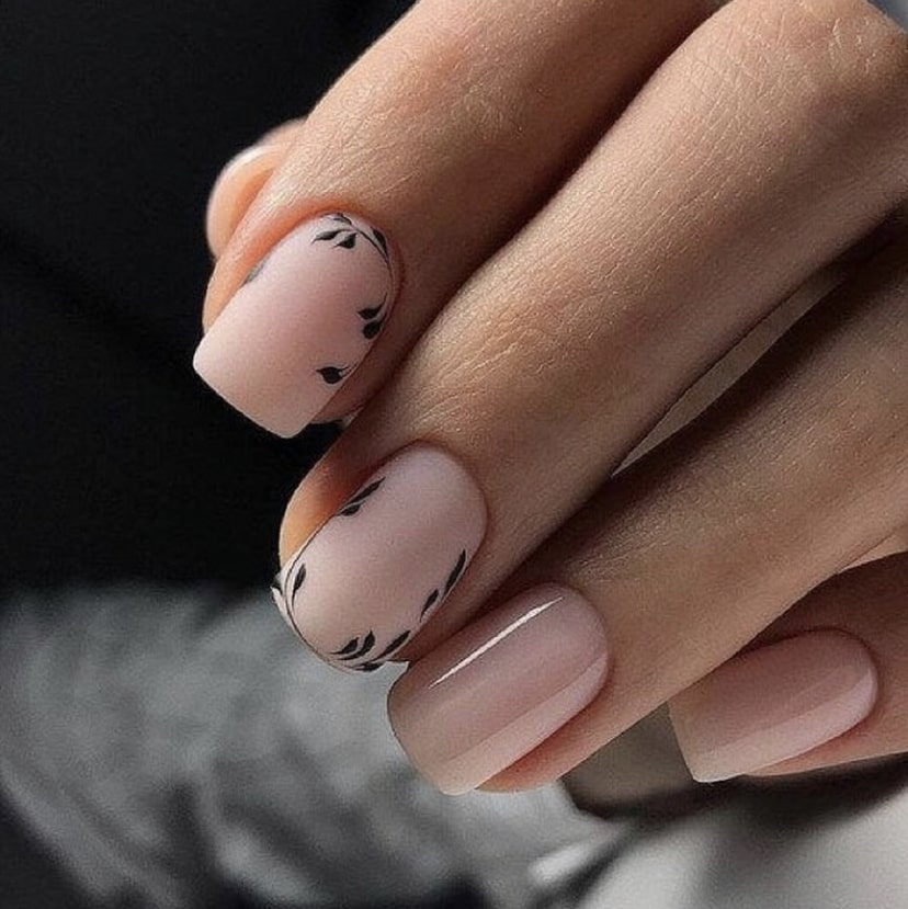 Бежевый маникюр в матовом и глянцевом топе и с черными узорами на коротких ногтях 