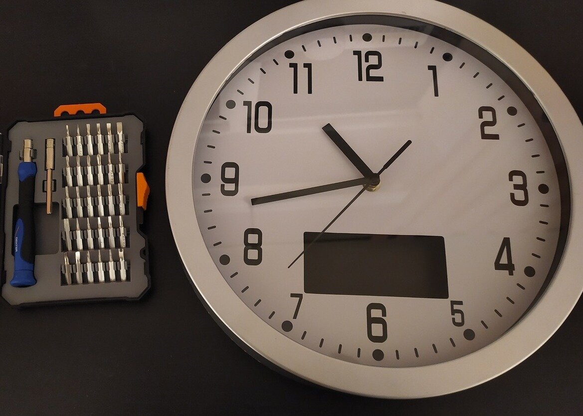 Старые офисные часы