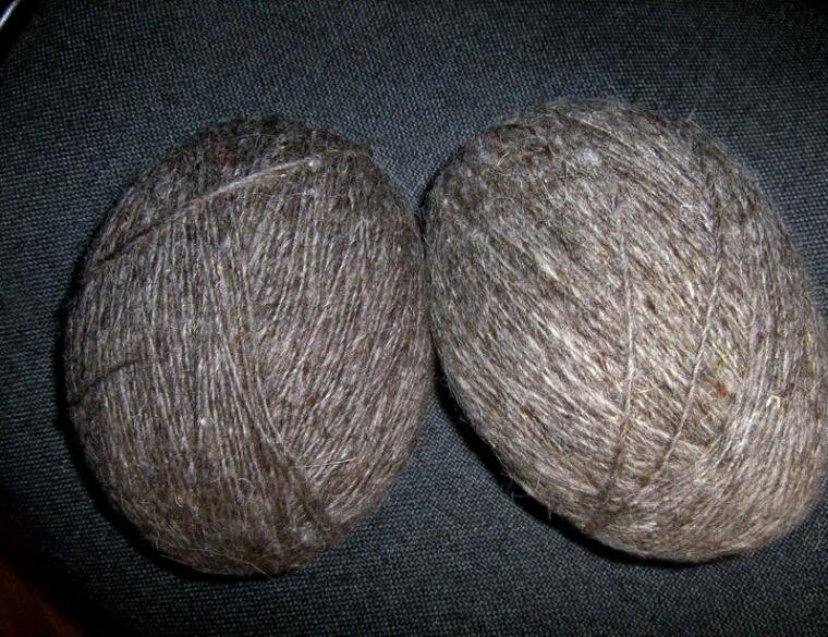 Казалось бы, что самое деятельное время древних русских было лето. Однако и по осени у наших предков было очень много дел. Урожай собрать, землю к озимым подготовить, зерно просушить,на зиму скотине корм заготовить, дом к холодам утеплить, дров запасти… да много еще чего!. Обережную защиту сделать от осенних простуд-лихоманок, да и прочих оберегов дома, семьи