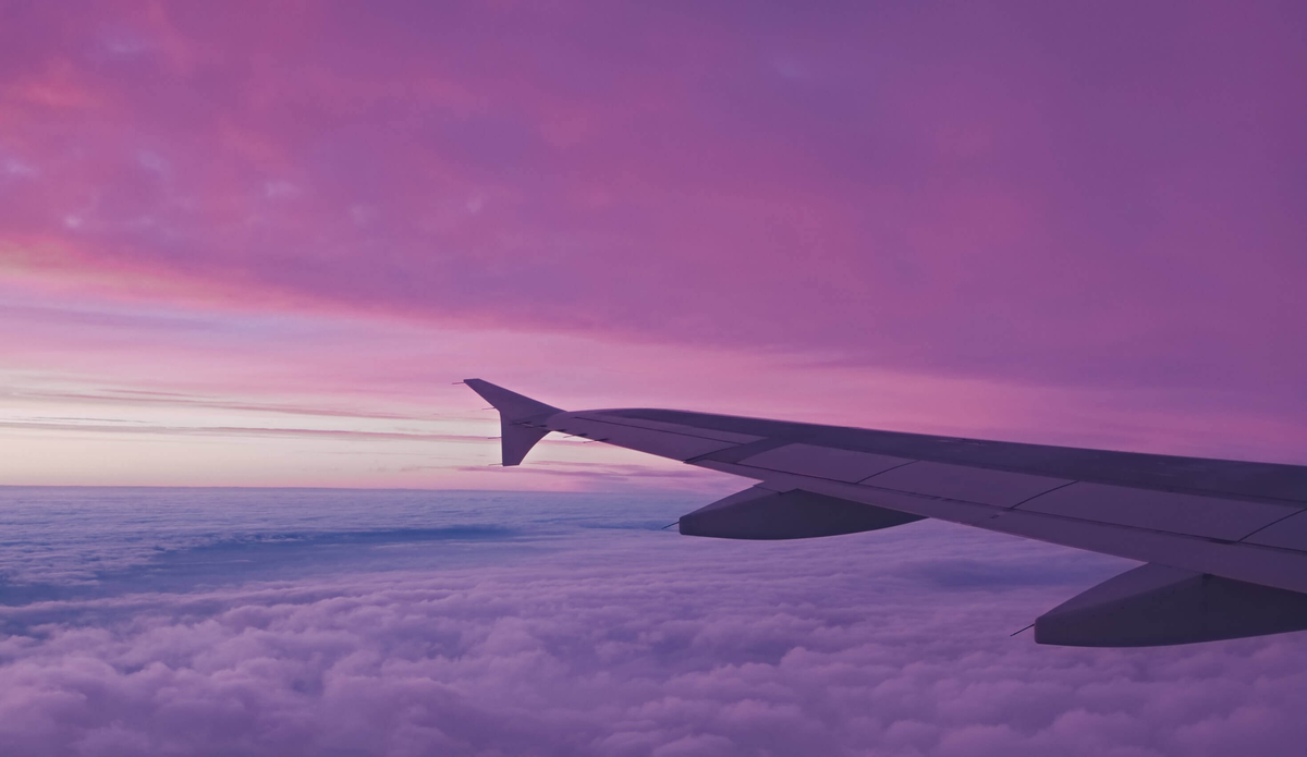 Стремительный полет самолета. Самолет. Самолет картинка. Самолет на фиолетовом небе. Взлет самолета.