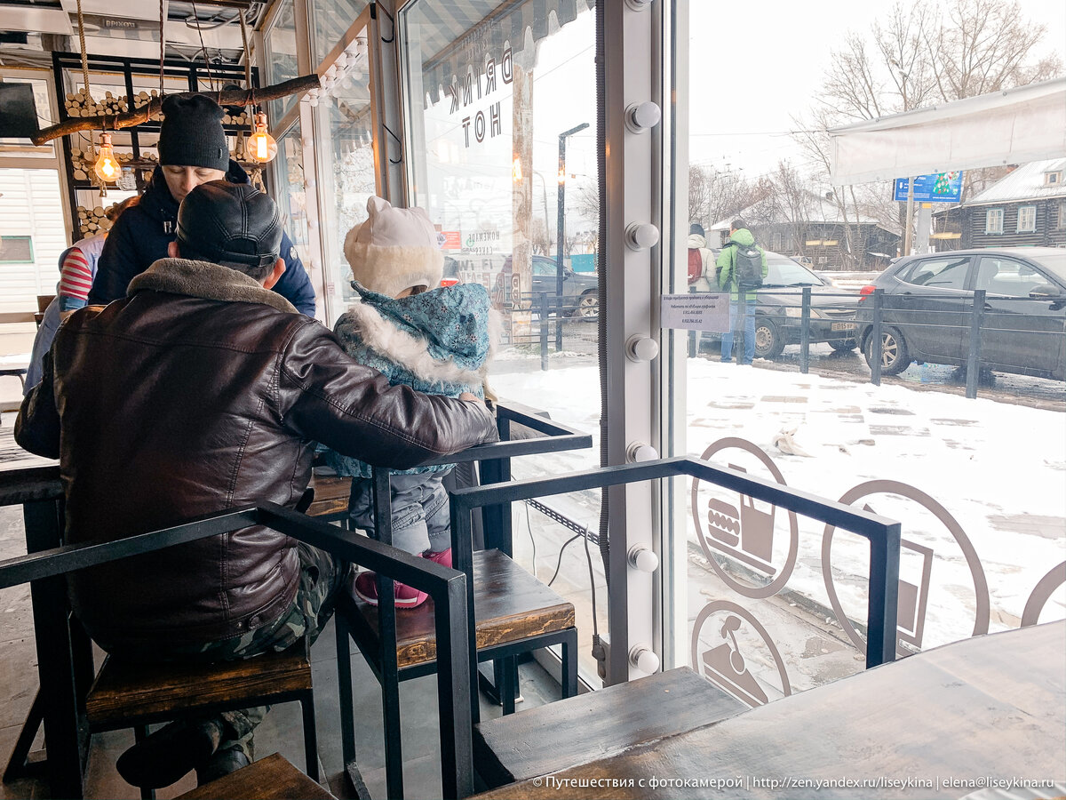 машины на улице - это тоже за едой приехали