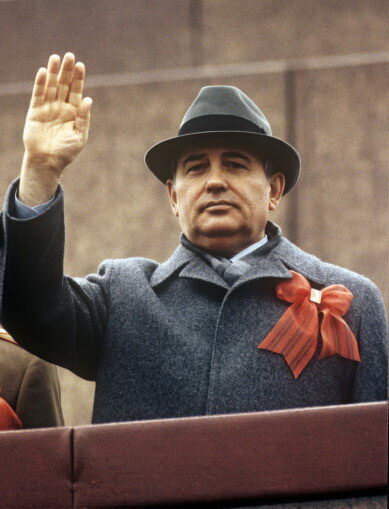 Генеральный секретарь Центрального комитета Коммунистической партии Союза Советских Социалистических Республик на трибуне зиккурата Ульянова на Красной площади.