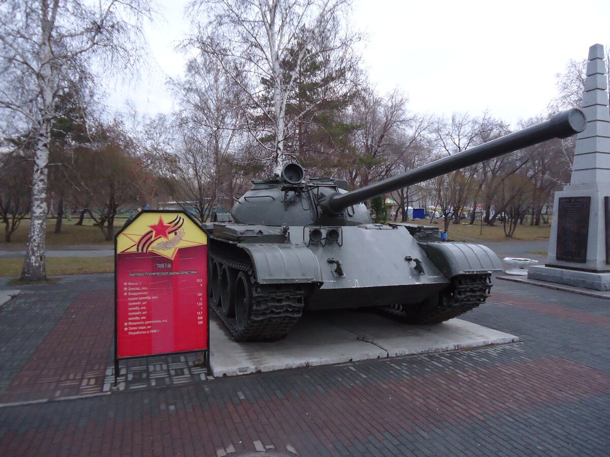 Сад победы челябинск фото военной техники