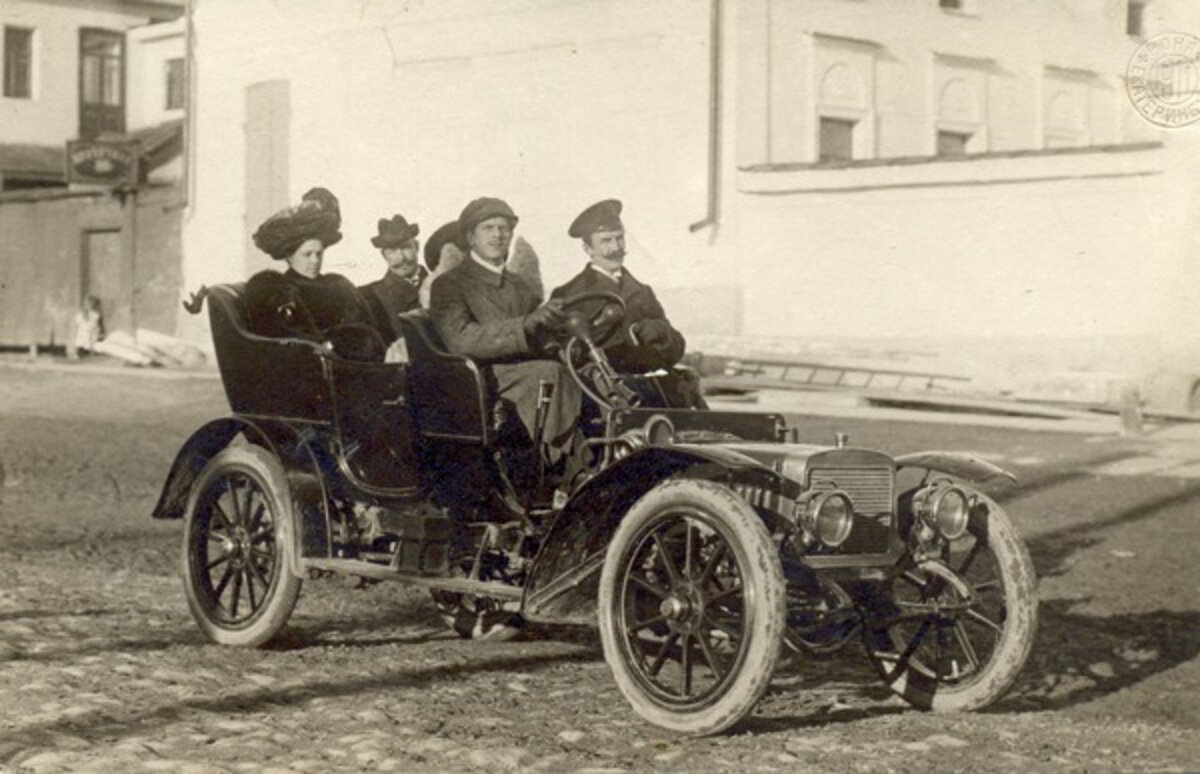 Рекламный автопробег по Екатеринбургу, организованный бизнесменом Рихардом Штрольцом.http://xn--1-7sba3bfrmq8c.xn--80acgfbsl1azdqr.xn--p1ai/history/dom_Syano_proekt/dom_syano_liza/strol/