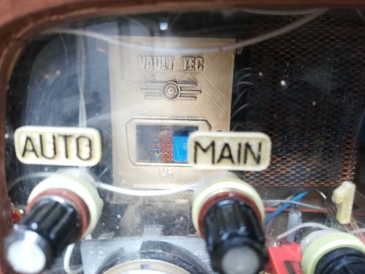 Корпус с крышкой для монтажной платы (корпус для электроники) и надписи для пульта управления. (Фото из личного архива)