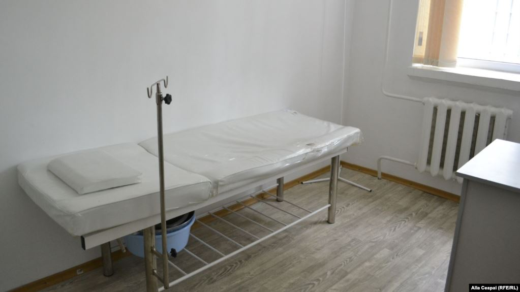 Кушетка в комнате с белым потолком