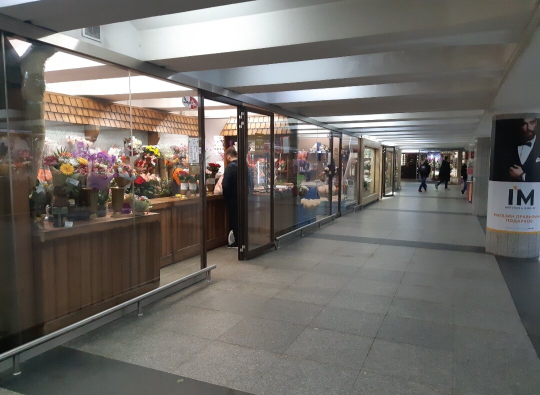 Подземный переход к вокзалу. Запахи цветов и ни соринки. Что-то невероятное.