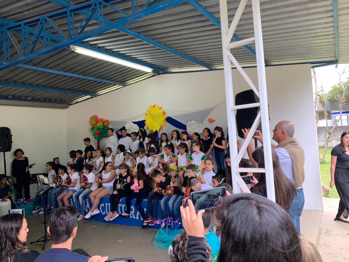 Отчетный концерт в бразильской школе - учебный год подходит к концу