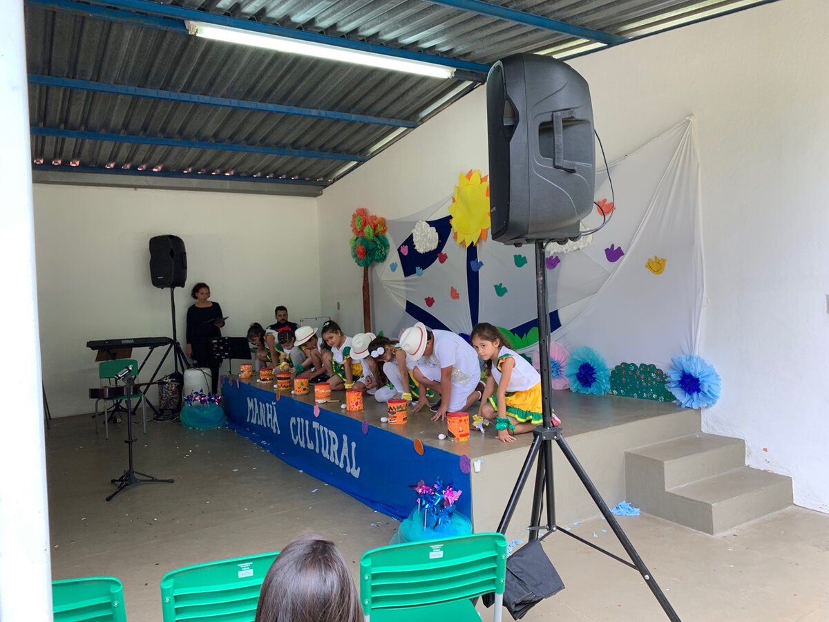 Отчетный концерт в бразильской школе - учебный год подходит к концу