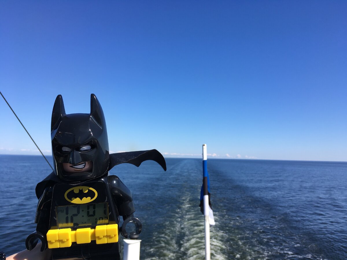 Бэтмен пересекает Финский залив. 