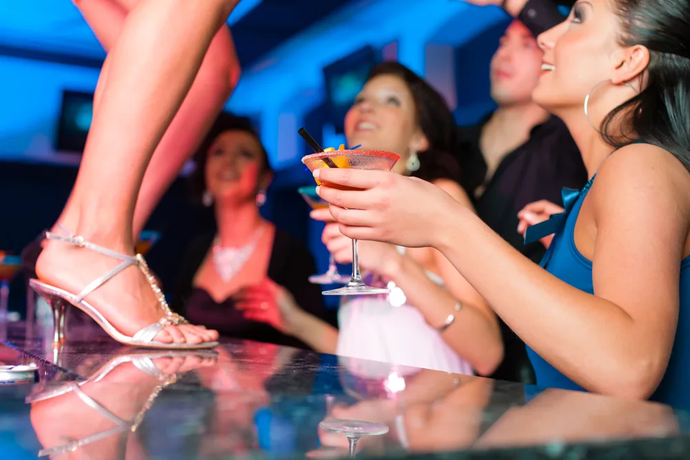 Корпоративы в ночных клубах: стоит ли веселье позора среди коллег?