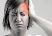 ЛЕЧЕНИЕ ГОЛОВНОЙ БОЛИ НАРОДНЫМИ СРЕДСТВАМИ 
Если головная боль сопровождает простуду или насморк, можно смазать ментоловым маслом лоб, виски, за ушами, затылок.
Смазать лоб и виски натертой мякотью лимона с кожурой. Если головная боль сопровождается высокой температурой, мякоть лучше немного подогреть.

Настрой цветков бузины: 1/2 чайной ложки сухих цветков бузины красной залить стаканом кипятка, настоять 10–15 минут и процедить. Принимать по 1/2 стакана 2 раза в день, медленно, маленькими глотками. Этот рецепт также помогает при ревматизме, бронхиальной астме, простудных заболеваниях.

Головная боль нервного происхождения

При головной боли на нервной почве весьма полезно пить свежий сок калины обыкновенной, есть больше свежих ягод клубники полевой. При периодических сильных болях – принимать свежий сок черной смородины (по 1/4 стакана 3 раза в день), или сырого картофеля (по 1/4 стакана).
Можно попробовать такой способ: сильно надавить на артерии на висках и держать в течение 10-15 секунд, потом руки резко убрать – кровь поступит в голову и боли утихнут.
Настой горечавки легочной: залить 1 стаканом кипятка 2 чайные ложки горечавки легочной, кипятить 10 минут, пить по полстакана 3 раза в день за 30 минут до еды.
Настой цветков липы: 2 столовые ложки цветков липы залить 2 стаканами горячей воды, кипятить 10 минут, пить на ночь по 1–2 стакана. Это хорошее успокаивающее и болеутоляющее средство при нервных заболеваниях, головной боли, обмороках.
Настой примулы. При головных болях, вызванных излишним возбуждением, помогает такой рецепт: чайную ложку измельченного растения примулы (корни, стебли и листья) заварить стаканом кипятка, дать настояться 0,5 часа, остудить и процедить. Пить по 0,5 стакана 2 раза в день. Оказывает успокаивающее действие на нервную систему.

Головная боль при мигрени

При мигрени, попробуйте такое средство: влейте в стакан яйцо, залейте кипящим молоком, быстро размешайте и выпейте. Если так делать несколько дней, мигрень прекращается.
Рекомендуется жевать семена аниса; есть ягоды брусники; смазывать лоб и виски соком лимона.

Отвар корневищ валерианы: 2 чайные ложки на 200 мл, кипятить 15 минут, процедить, пить по 1 столовой ложке 3–4 раза в день перед едой.

Холодный настой донника: 1 столовую ложку настаивать 4 часа на 200 мл холодной воды, и принимать по 50 мл 2–3 раза.
Отвар цветков пижмы: 5 г на 200 мл, кипятить 15 минут, принимать по 1 столовой ложке 3 раза за 20 минут до еды.
Порошок сухих цветков ромашки: по 0,2 г 2–3 раза после еды.
Настой цветков лаванды: 3 чайные ложки настоять 10 минут в 400 мл кипятка, выпить в течение дня.

Настрой мяты перечной: 0,5 столовых ложки мяты перечной заварить 1 стаканом кипятка, закрыть крышкой и нагревать на водяной бане 15 минут, при этом часто помешивая, охлаждать при комнатной температуре 45 минут. Процедить и долить кипяченой воды до первоначального объема (т. е. до 1 стакана). Принимать в теплом виде по 75–100 мл 1–3 раза в день за 15 минут до еды. Настой хранить в прохладном месте не более 2 суток.

Сбор: лист мяты перечной, лист розмарина лекарственного, корни первоцвета весеннего, корневище с корнями валерианы лекарственной, цветки лаванды настоящей смешать поровну. Столовую ложку сбора залить стаканом кипятка и настоять до охлаждения. Принимать по 2 стакана настоя в день при мигрени.
Головная боль от усталости, стресса, переутомления

Если головная боль, вызвана малокровием и общим ослаблением организма (при этом обычно одновременно наблюдается расширение зрачка, падение пульса, лоб внезапно холодеет), нужно туго завязать голову платком и лечь так, чтобы голова и ноги были на одном уровне. Можно выпить крепкого кофе.

Если сильные головные боли вызваны усталостью или стрессовым состоянием, попробуйте попить вечером (еще лучше – на ночь), 1 стакан настоя из равных частей цветков ромашки, листьев мяты, плодов фенхеля и корня валерианы. 2 столовые ложки этой смеси нужно заварить 0,5 л кипятка и настаивать в течение ночи в термосе.

При головных болях от переутомления рекомендуется принимать теплую ванну или опустить в горячую воду ноги по щиколотки и посидеть так 10–15 минут. Затем принять стакан горячего настоя мяты (1 чайная ложка травы на стакан кипятка).

Настой левзеи сафлоровидной: 3 столовые ложки измельченного корневища с корнями залить 1 л воды, настаивать 3 часа, процедить. Принимать по столовой ложке 3 раза в день перед едой при головных болях, усталости, плохом настроении, раздражительности.