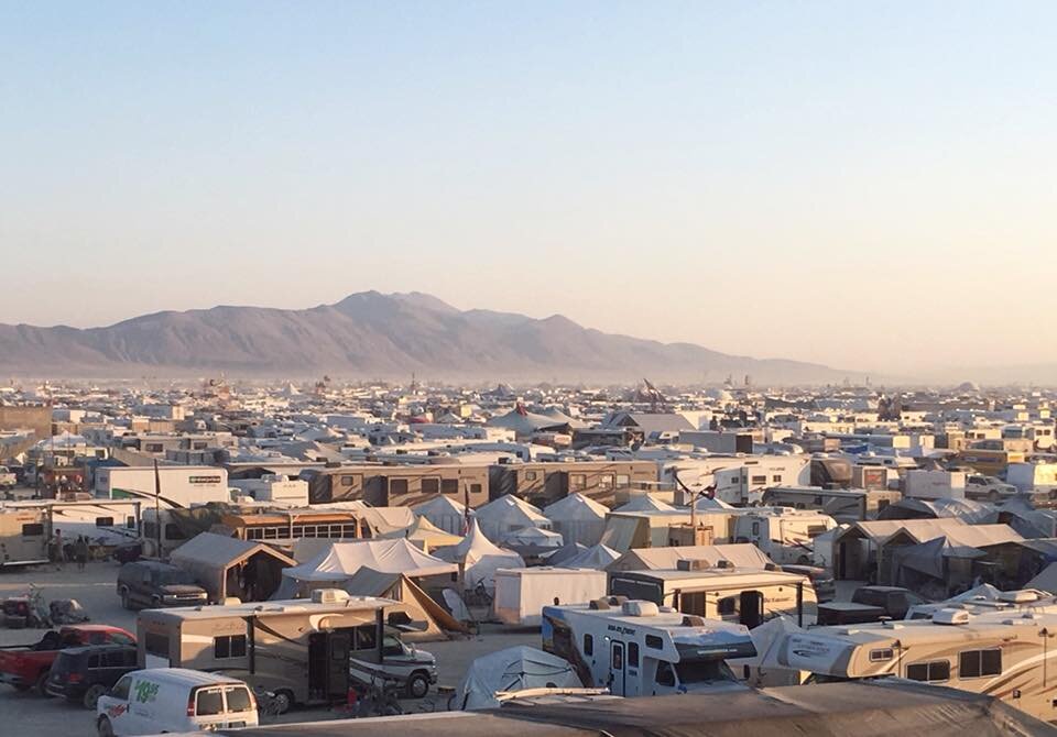 Попробую объяснить устройство мира)))) потому что без понимания организации и правил Бёрна, рассказ про красОты получится очень поверхностным. Меня всё это потрясло до глубины души, ведь в нашей стране концепция BurningMan была бы невозможна на такой долгий период, который он проходит в Штатах (28 лет), и я очень рада, что есть места на планете где это есть, где это поддерживают и ценят. 