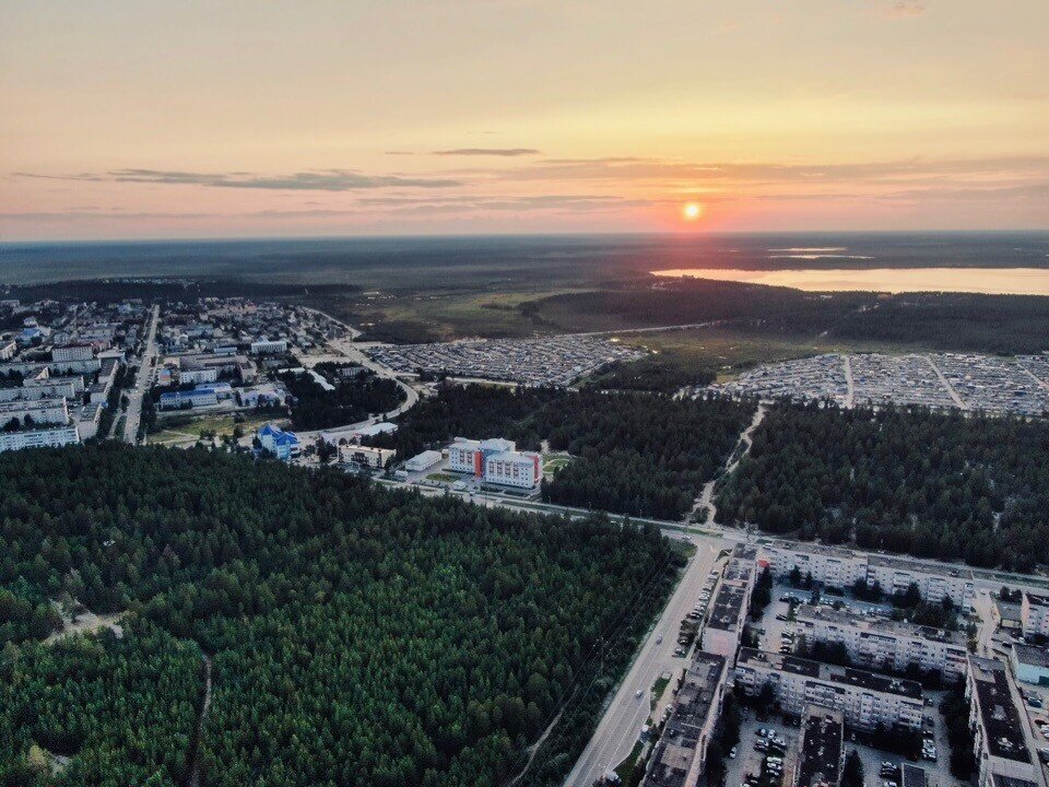 Ноябрьск ямало ненецкий округ. Сквер Ямальский Ноябрьск. Ноябрьск город Северный. Ноябрьск вид сверху. Ноябрьск парк вид сверху.