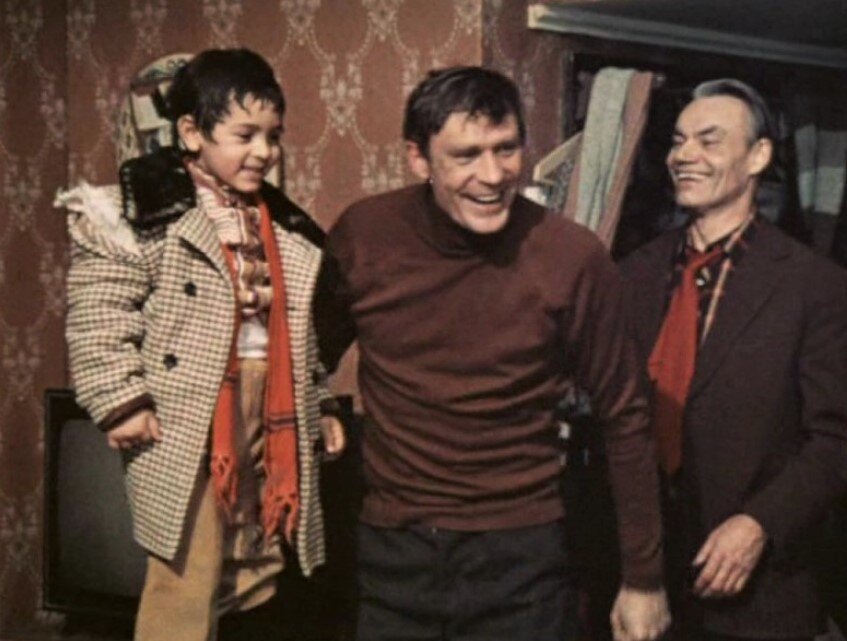 Кадр из фильма "Мужики!.." (на фото справа рядом с Михайловым  Афанасий Кочетков)