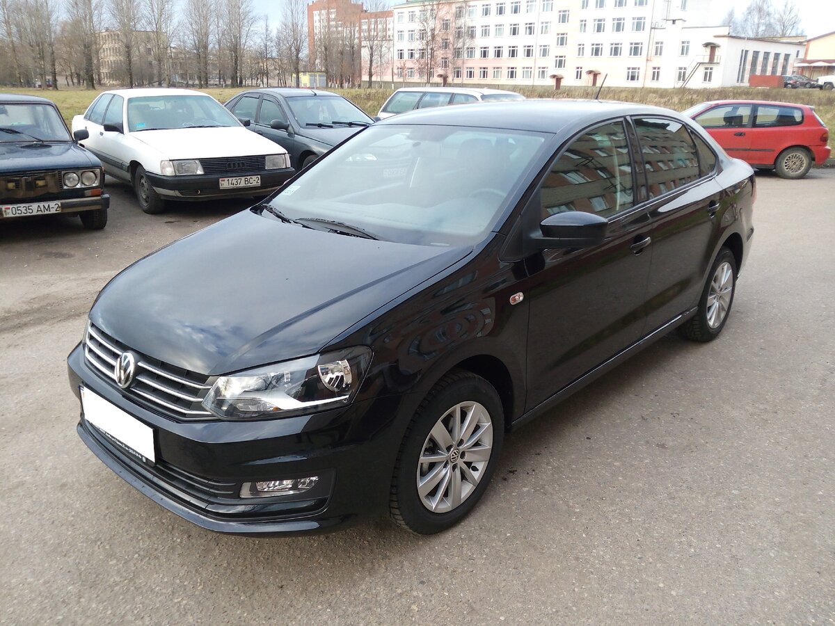 На этом фото машине всего 6 месяцев. Сейчас дает о себе знать городская эксплуатация: царапинки, сколы.
