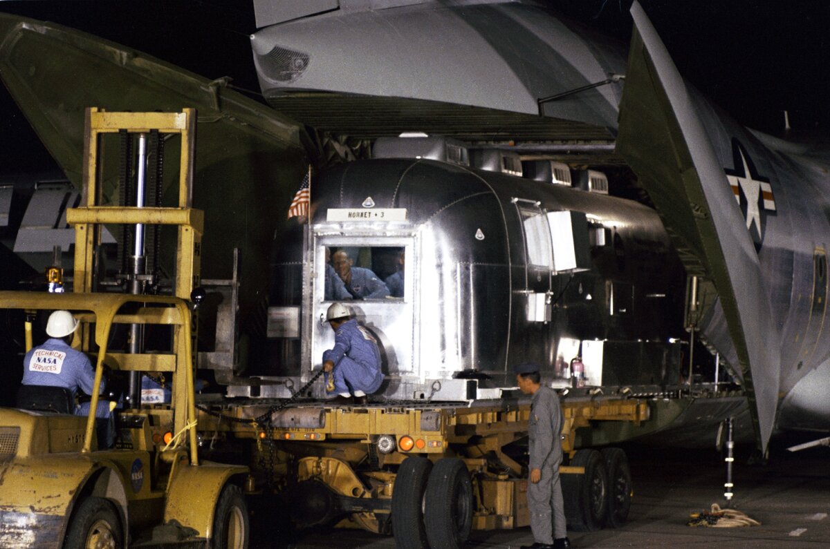 MQF выгружается из транспортного самолета ВВС США C-141. Снимок из архива НАСА (S69-40152)