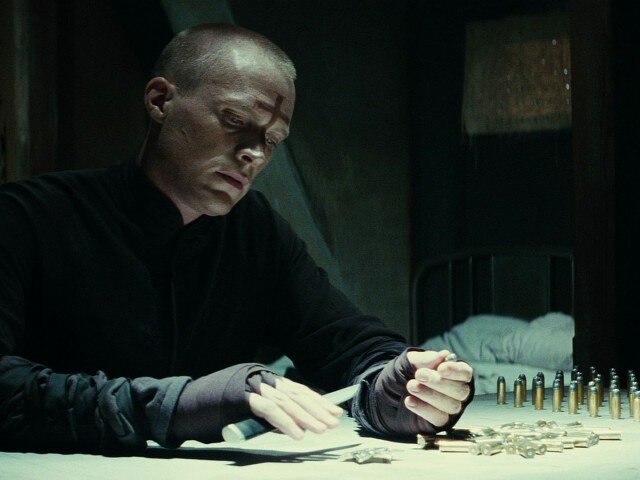 У Пастыря в арсенале полая Библия с дюжиной маленьких метательных крестов внутри. Они раскрываются и становятся смертельно опасными в полёте. «Ещё, - рассказывает Пол Беттани, - у него есть шикарный серебряный нож с двумя лезвиями. По нажатию кнопки он разделяется на два ножа, это очень элегантно и красиво».