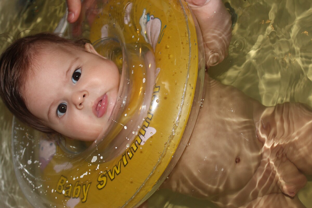 Первые попытки плавания у моего сына! Дальше мы пошли в бассейн!