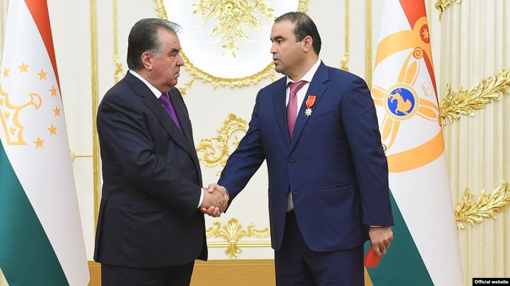 Согласно расследованию OCCRP, ЗАО "Фароз" принадлежит Шамсулло Сохибову, зятю президента Таджикистана. На фото: Шамсулло Сохибов получает из рук главы государства орден “Шараф” II степени. 28 августа 2019 г.