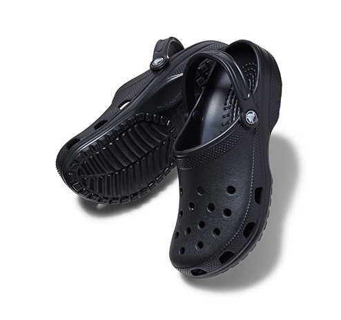 Компания Crocs пожертвовала 100 тысяч пар обуви медикам.